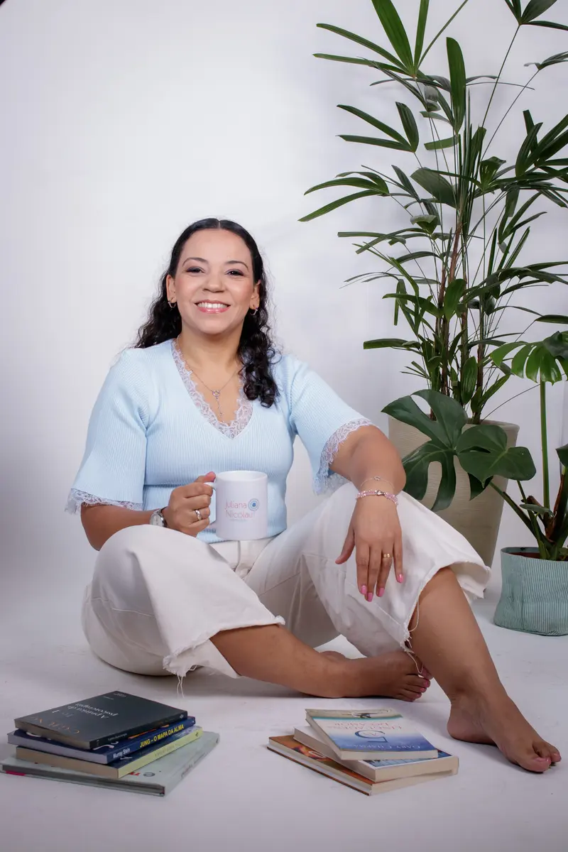 Juliana Nicolau em seu espaço de trabalho